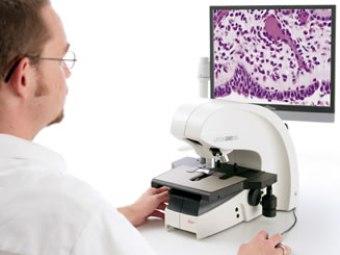 Патологанатом изучает образцы тканей. Изображение с сайта leica-microsystems.com