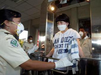 Эпидемический контроль в индонезийском аэропорте. Фото с сайта blogspot.com